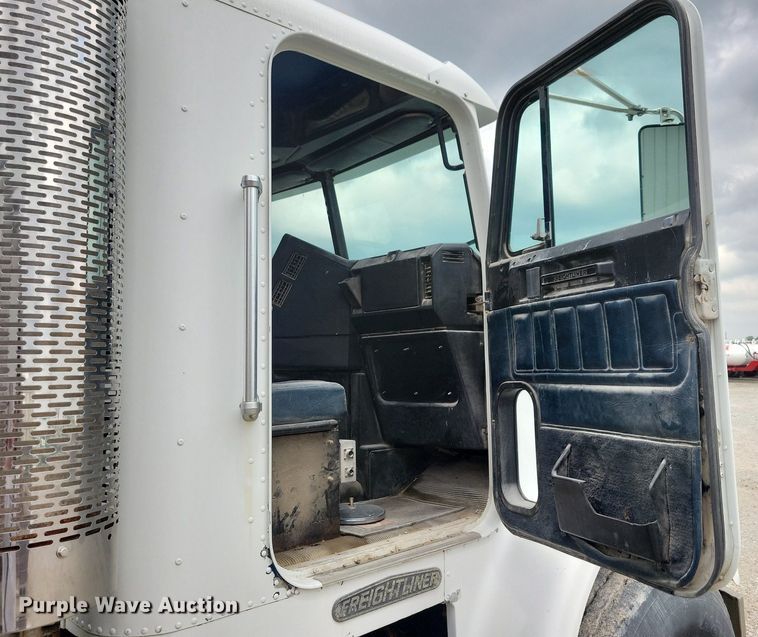 image for item KB9038 1996 Freightliner  FL112 truck cab and chassis