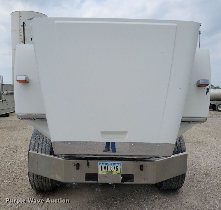 image for item KB9038 1996 Freightliner  FL112 truck cab and chassis