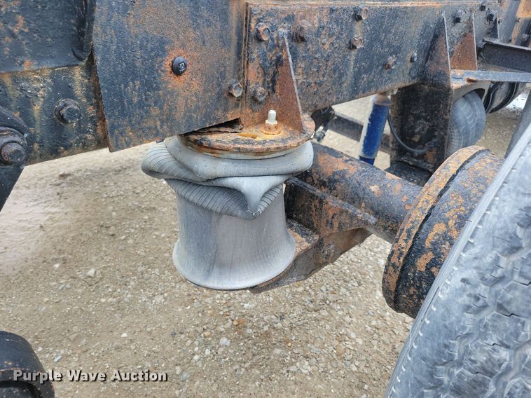 image for item KB9038 1996 Freightliner  FL112 truck cab and chassis