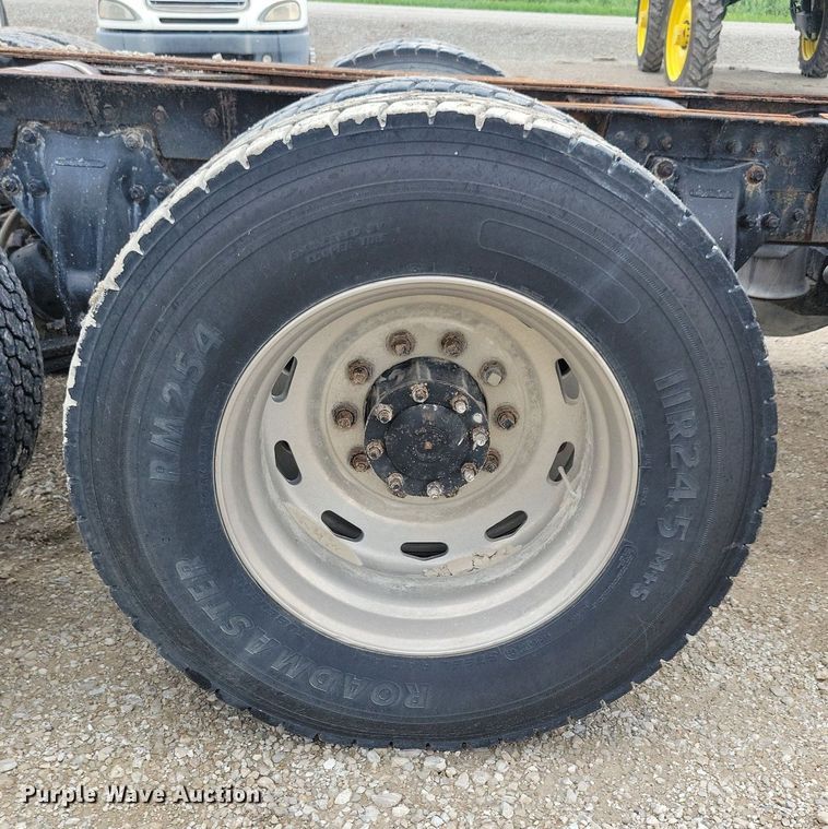 image for item KB9038 1996 Freightliner  FL112 truck cab and chassis