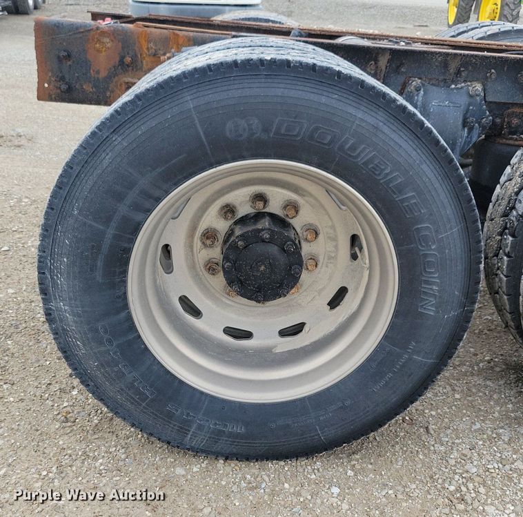 image for item KB9038 1996 Freightliner  FL112 truck cab and chassis
