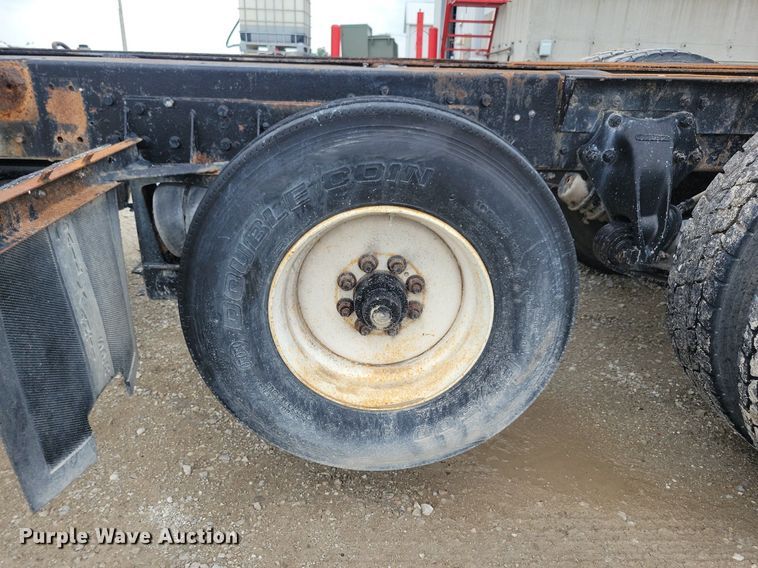 image for item KB9038 1996 Freightliner  FL112 truck cab and chassis