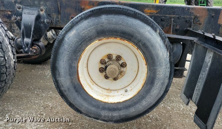 image for item KB9038 1996 Freightliner  FL112 truck cab and chassis