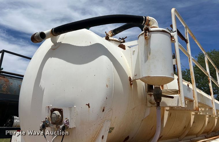 image for item LU9877 2006 Troxell vacuum trailer