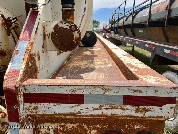 image for item LU9877 2006 Troxell vacuum trailer