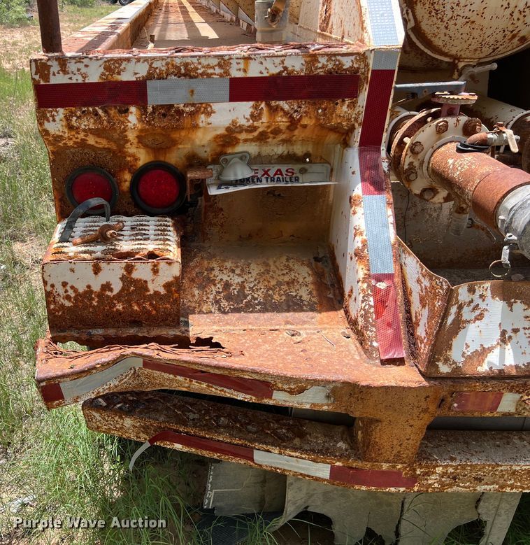 image for item LU9877 2006 Troxell vacuum trailer