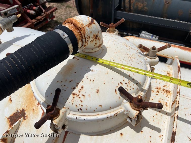 image for item LU9877 2006 Troxell vacuum trailer