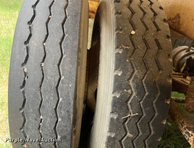 image for item LU9877 2006 Troxell vacuum trailer