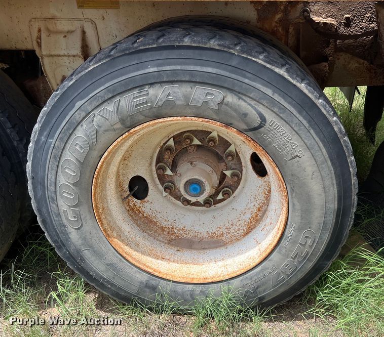 image for item LU9877 2006 Troxell vacuum trailer