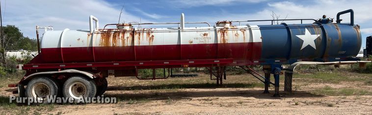 image for item LU9879 2001 Pioneer vacuum trailer