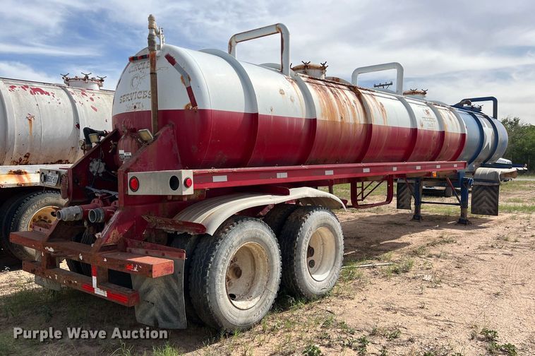 image for item LU9879 2001 Pioneer vacuum trailer