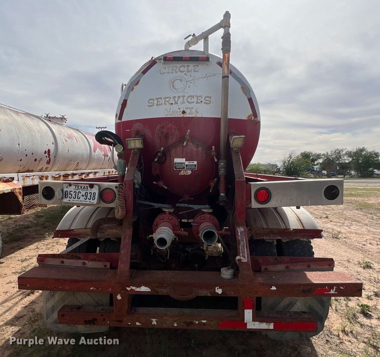 image for item LU9879 2001 Pioneer vacuum trailer