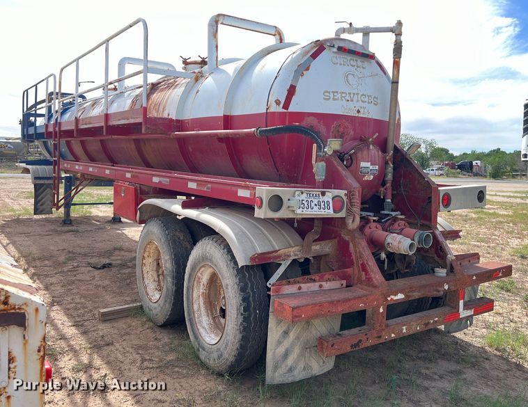 image for item LU9879 2001 Pioneer vacuum trailer