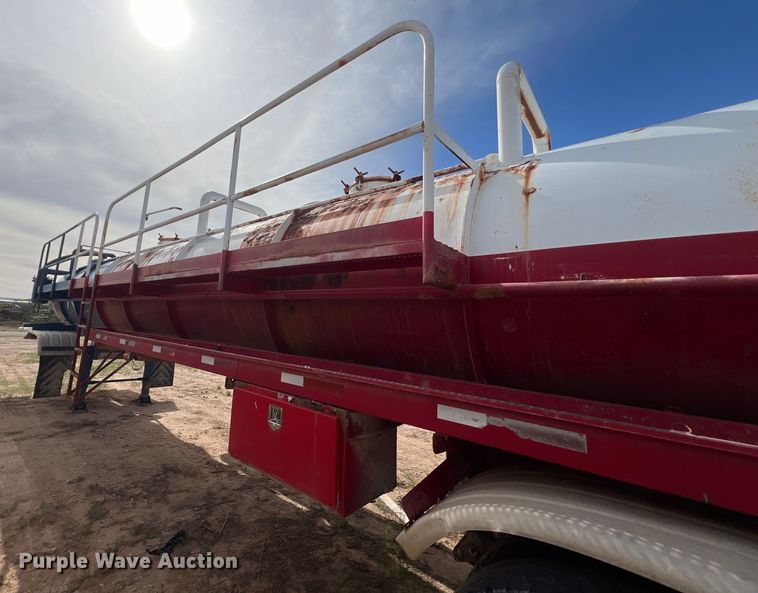 image for item LU9879 2001 Pioneer vacuum trailer