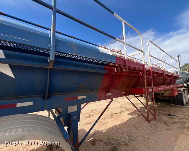 image for item LU9879 2001 Pioneer vacuum trailer