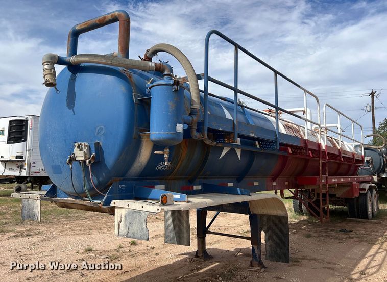 image for item LU9879 2001 Pioneer vacuum trailer