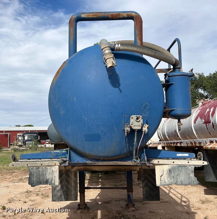 image for item LU9879 2001 Pioneer vacuum trailer