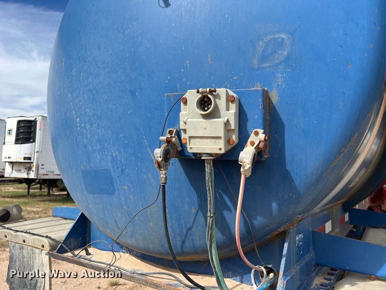 image for item LU9879 2001 Pioneer vacuum trailer