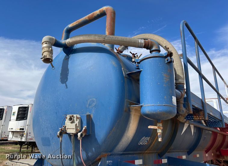 image for item LU9879 2001 Pioneer vacuum trailer