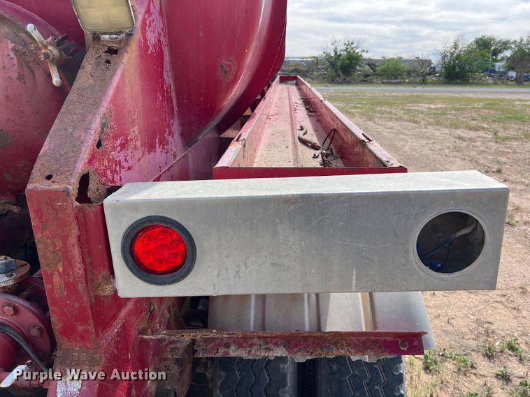 image for item LU9879 2001 Pioneer vacuum trailer