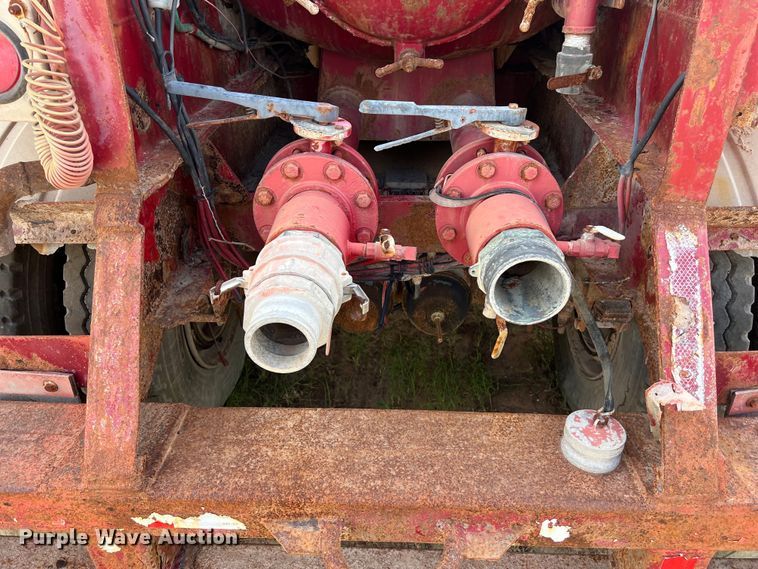 image for item LU9879 2001 Pioneer vacuum trailer