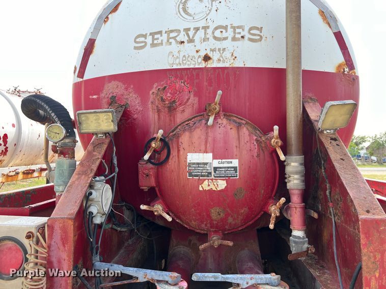 image for item LU9879 2001 Pioneer vacuum trailer