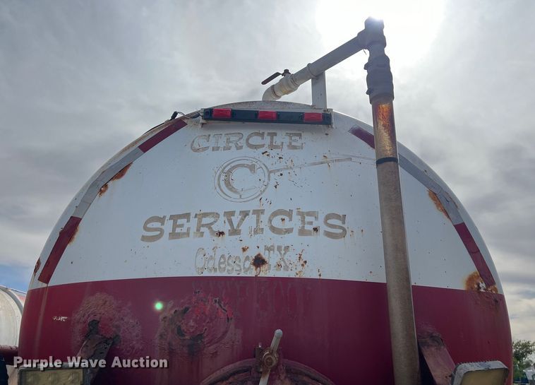 image for item LU9879 2001 Pioneer vacuum trailer