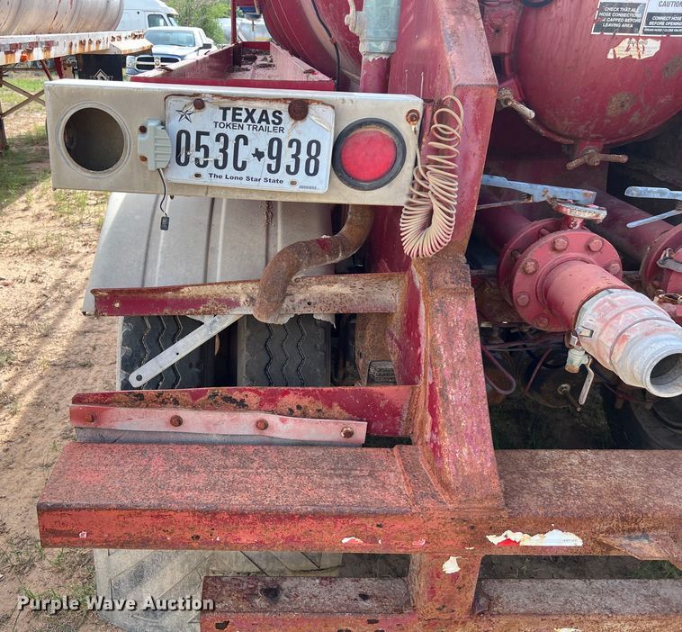 image for item LU9879 2001 Pioneer vacuum trailer