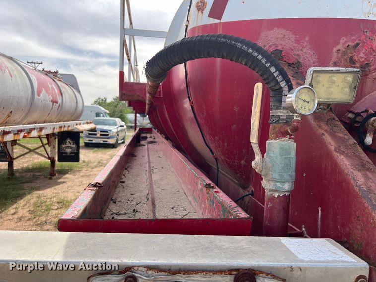 image for item LU9879 2001 Pioneer vacuum trailer