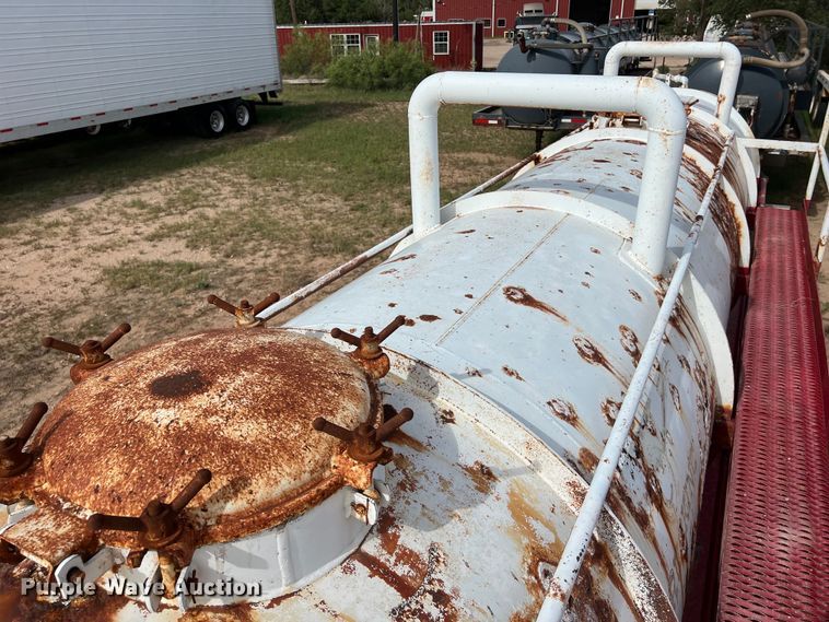 image for item LU9879 2001 Pioneer vacuum trailer