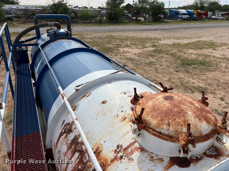 image for item LU9879 2001 Pioneer vacuum trailer