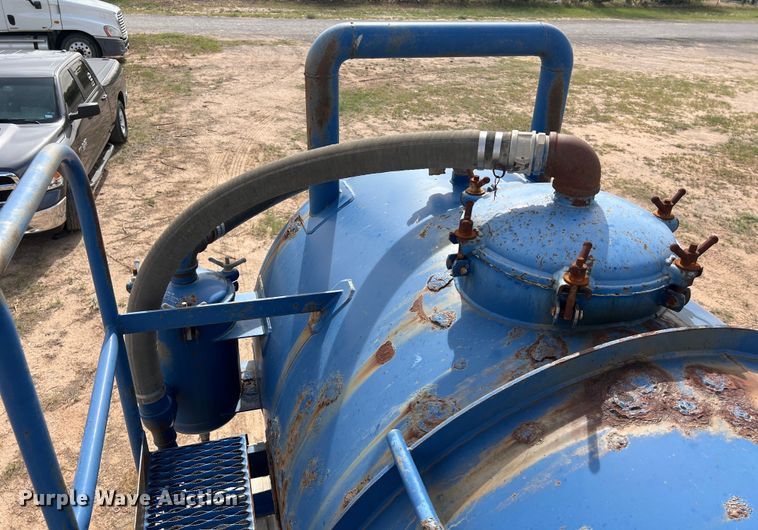 image for item LU9879 2001 Pioneer vacuum trailer