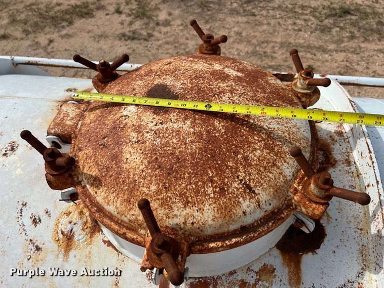 image for item LU9879 2001 Pioneer vacuum trailer