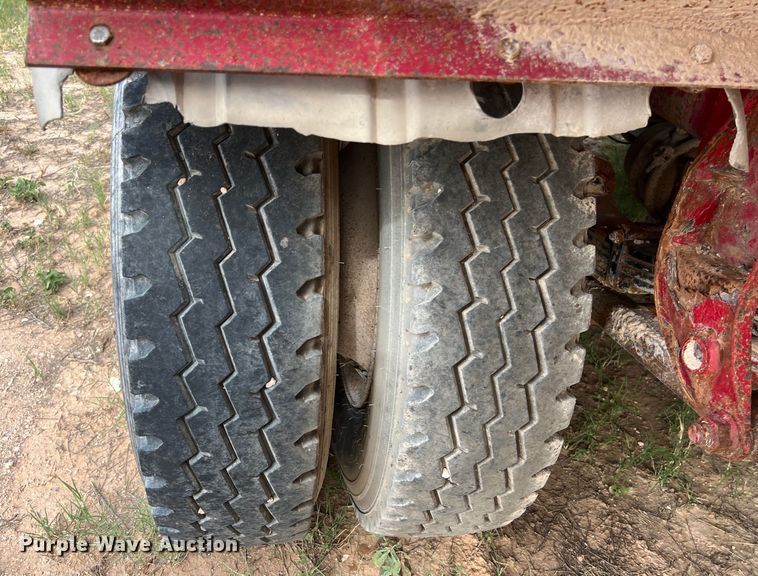 image for item LU9879 2001 Pioneer vacuum trailer