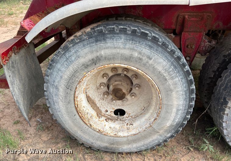 image for item LU9879 2001 Pioneer vacuum trailer