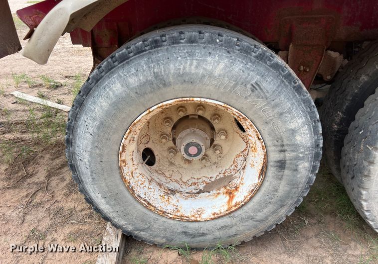 image for item LU9879 2001 Pioneer vacuum trailer