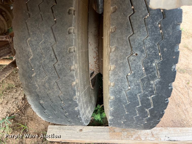 image for item LU9879 2001 Pioneer vacuum trailer