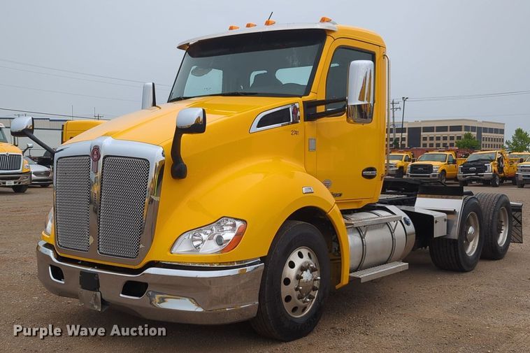 image for item NG9827 2020 Kenworth T680 semi truck