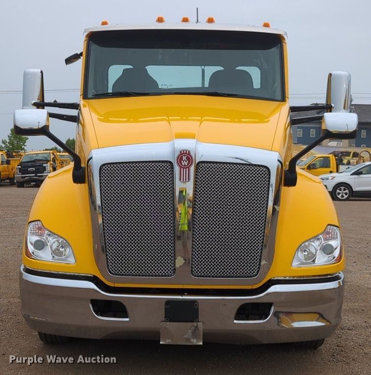 image for item NG9827 2020 Kenworth T680 semi truck