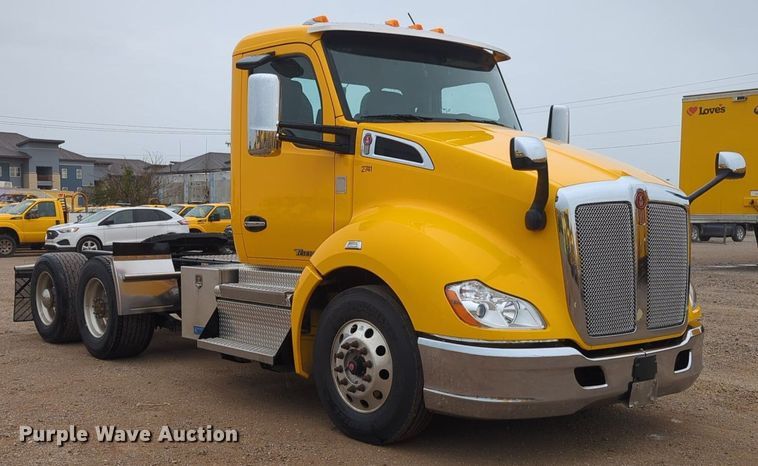 image for item NG9827 2020 Kenworth T680 semi truck