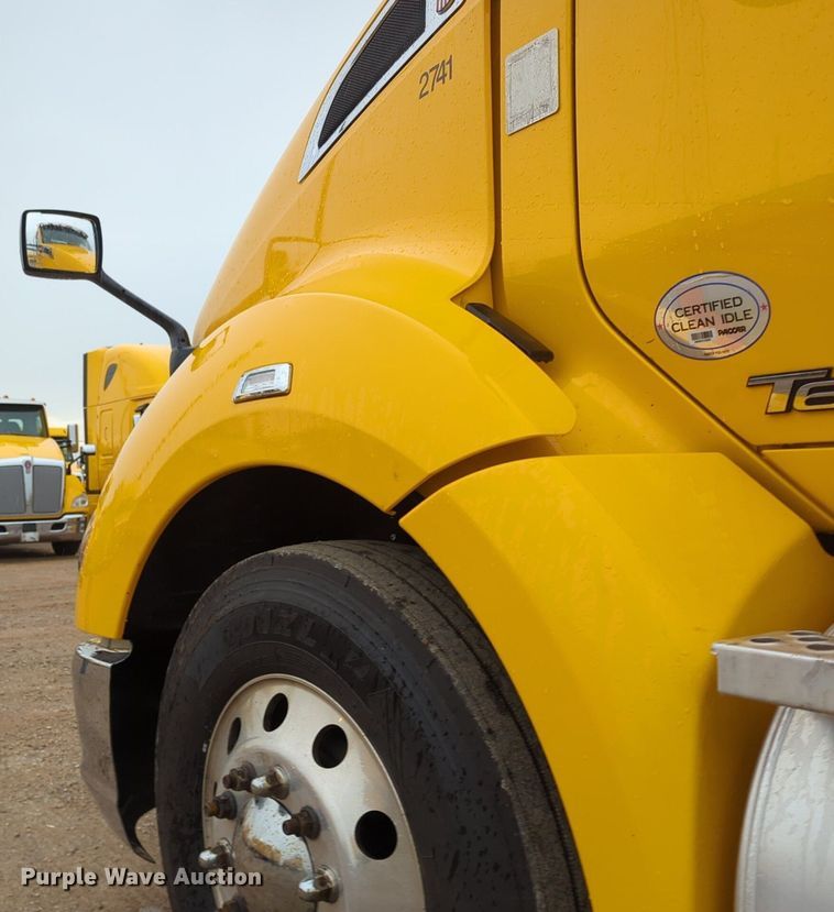 image for item NG9827 2020 Kenworth T680 semi truck