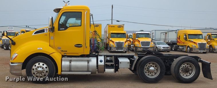 image for item NG9827 2020 Kenworth T680 semi truck