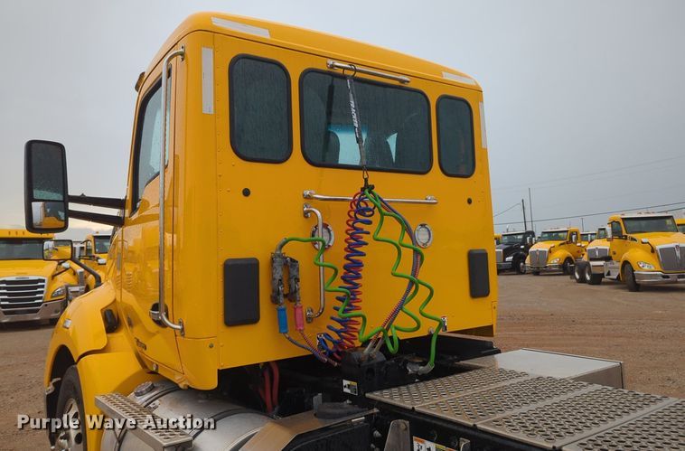 image for item NG9827 2020 Kenworth T680 semi truck