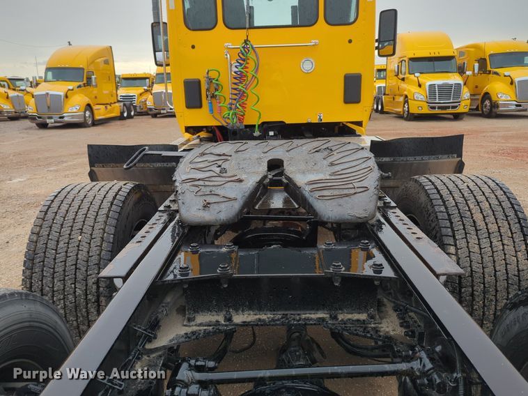 image for item NG9827 2020 Kenworth T680 semi truck