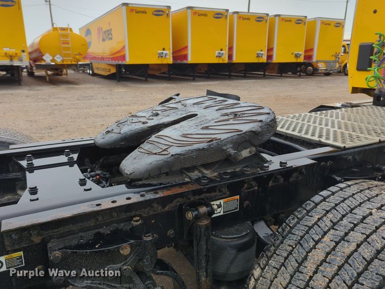 image for item NG9827 2020 Kenworth T680 semi truck