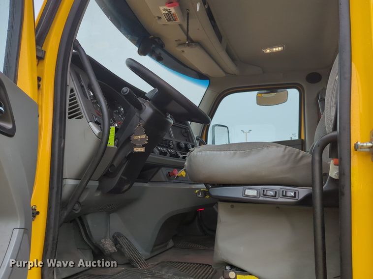 image for item NG9827 2020 Kenworth T680 semi truck