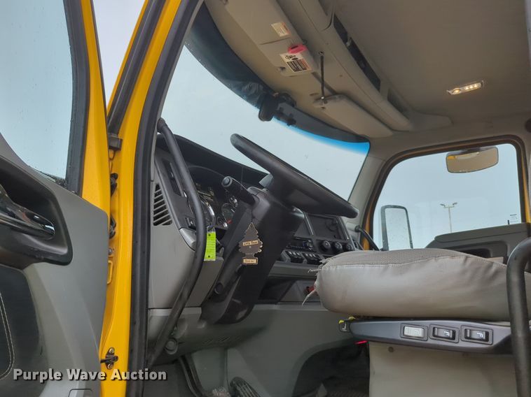 image for item NG9827 2020 Kenworth T680 semi truck