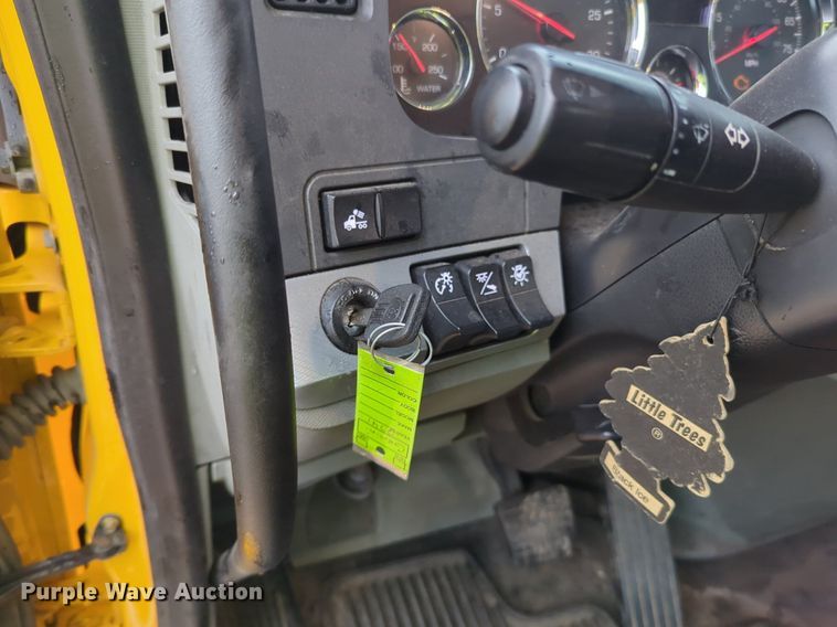 image for item NG9827 2020 Kenworth T680 semi truck