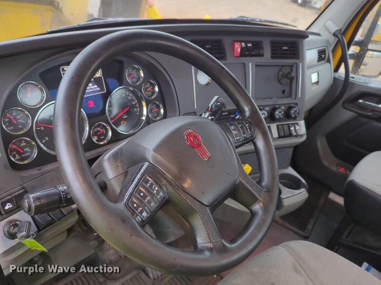 image for item NG9827 2020 Kenworth T680 semi truck