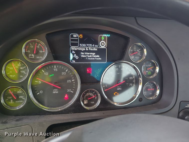 image for item NG9827 2020 Kenworth T680 semi truck